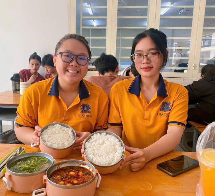 Mỹ Phúc (bìa phải) cùng bạn thân thưởng thức bữa cơm tự nấu Mỹ Phúc (bìa phải) cùng bạn thân thưởng thức bữa cơm tự nấu
