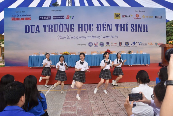 "Đưa trường học đến thí sinh" tại Bình Dương: Thông tin mới nhất về xét tuyển- Ảnh 1. "Đưa trường học đến thí sinh" tại Bình Dương: Thông tin mới nhất về xét tuyển- Ảnh 1.