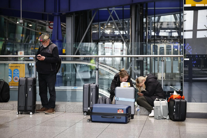 Hành khách chờ đợi tại sân bay Heathrow ở London - Anh hôm 21-3 Ảnh: EPA-EFE Hành khách chờ đợi tại sân bay Heathrow ở London - Anh hôm 21-3 Ảnh: EPA-EFE