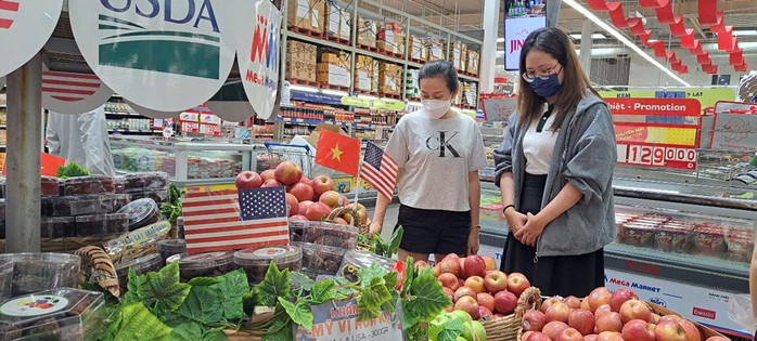 Người tiêu dùng chọn táo Mỹ tại một siêu thị ở TP HCM. Ảnh: NGỌC ÁNH Người tiêu dùng chọn táo Mỹ tại một siêu thị ở TP HCM. Ảnh: NGỌC ÁNH