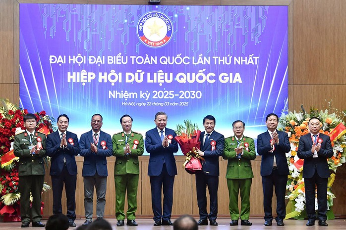 Tổng Bí thư Tô Lâm tặng hoa chúc mừng Ban Thường vụ Hiệp hội Dữ liệu quốc gia. Ảnh: MINH PHONG Tổng Bí thư Tô Lâm tặng hoa chúc mừng Ban Thường vụ Hiệp hội Dữ liệu quốc gia. Ảnh: MINH PHONG