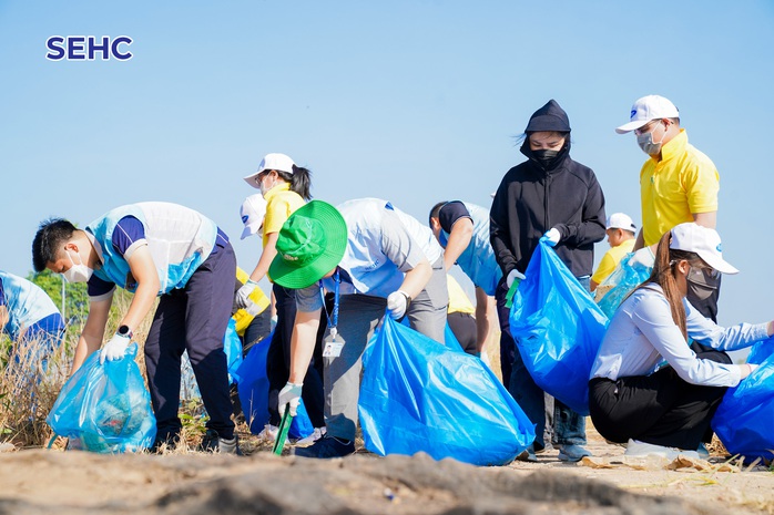Chuyện lạ: Tổng giám đốc nước ngoài vác cuốc, cùng công nhân đi bới rác- Ảnh 5. Chuyện lạ: Tổng giám đốc nước ngoài vác cuốc, cùng công nhân đi bới rác- Ảnh 5.