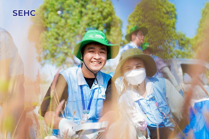 Chuyện lạ: Tổng giám đốc nước ngoài vác cuốc, cùng công nhân đi bới rác- Ảnh 4. Chuyện lạ: Tổng giám đốc nước ngoài vác cuốc, cùng công nhân đi bới rác- Ảnh 4.