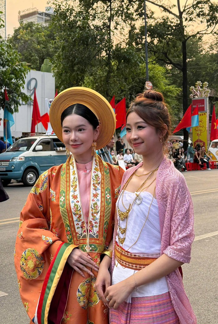 Hàng nghìn bạn trẻ đồng diễn Việt phục trong ngày hội "Tóc xanh vạt áo"- Ảnh 3. Hàng nghìn bạn trẻ đồng diễn Việt phục trong ngày hội "Tóc xanh vạt áo"- Ảnh 3.