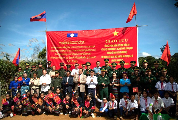 Giao lưu, trao đổi kinh nghiệm và tặng quà cho giáo viên, học sinh giữa hai nước Việt Nam - Lào. Ảnh: TRÚC HÀ Giao lưu, trao đổi kinh nghiệm và tặng quà cho giáo viên, học sinh giữa hai nước Việt Nam - Lào. Ảnh: TRÚC HÀ