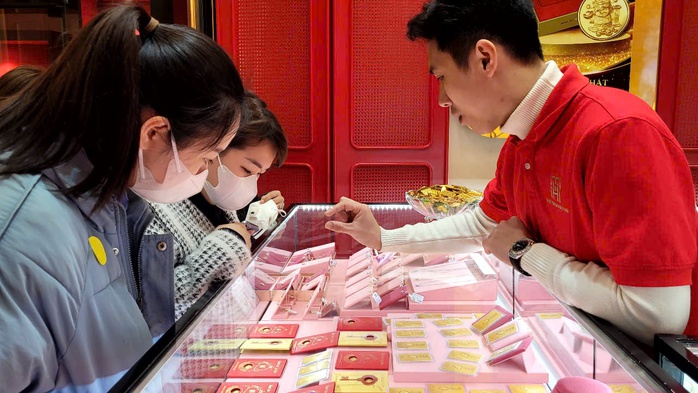 Người trẻ đi mua vàng ngày càng nhiều- Ảnh 2. Người trẻ đi mua vàng ngày càng nhiều- Ảnh 2.