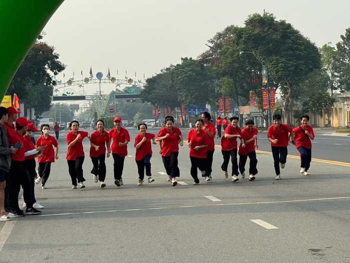 Rộn ràng "Ngày chạy Olympic vì sức khỏe toàn dân" tại Bình Chánh- Ảnh 9. Rộn ràng "Ngày chạy Olympic vì sức khỏe toàn dân" tại Bình Chánh- Ảnh 9.