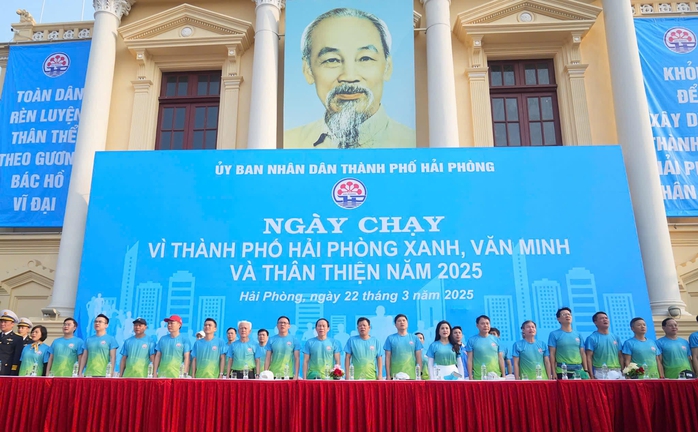 Bí thư Thành ủy Hải Phòng xuống đường chạy vì thành phố xanh, thân thiện- Ảnh 1. Bí thư Thành ủy Hải Phòng xuống đường chạy vì thành phố xanh, thân thiện- Ảnh 1.