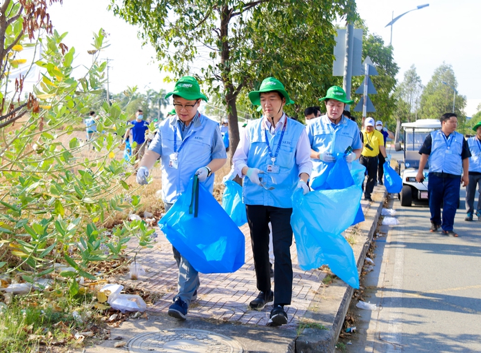 Chuyện lạ: Tổng giám đốc nước ngoài vác cuốc, cùng công nhân đi bới rác- Ảnh 2. Chuyện lạ: Tổng giám đốc nước ngoài vác cuốc, cùng công nhân đi bới rác- Ảnh 2.