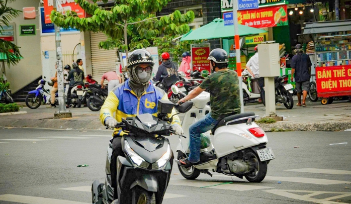 TP HCM: Người dân chật vật mưu sinh dưới cái nắng gay gắt- Ảnh 2. TP HCM: Người dân chật vật mưu sinh dưới cái nắng gay gắt- Ảnh 2.