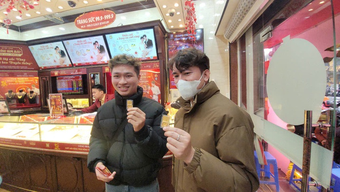 Người trẻ đi mua vàng ngày càng nhiều- Ảnh 1. Người trẻ đi mua vàng ngày càng nhiều- Ảnh 1.