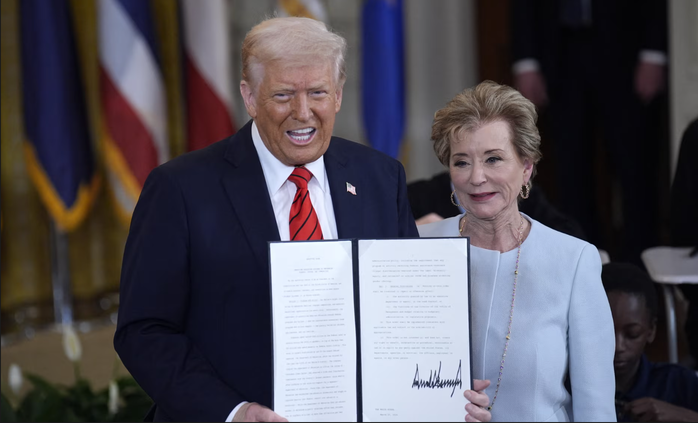 Tổng thống Mỹ Donald Trump ban bố nhiều sắc lệnh gây tranh cãi. Ảnh: Shutterstock Tổng thống Mỹ Donald Trump ban bố nhiều sắc lệnh gây tranh cãi. Ảnh: Shutterstock