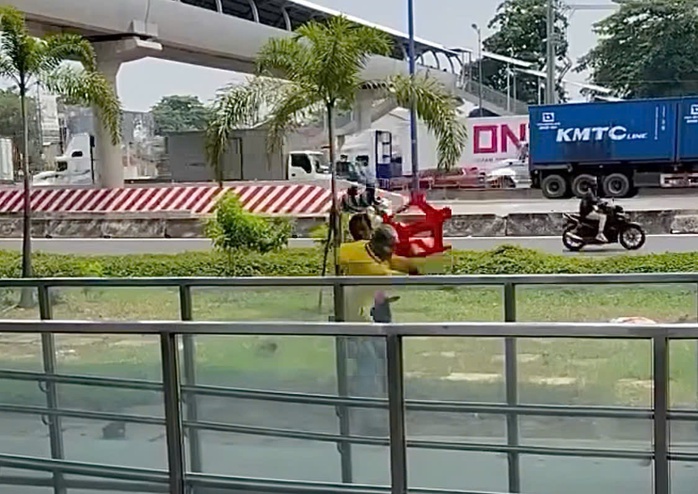 Công an làm việc với hai người đánh nhau ở ga Metro số 1- Ảnh 1. Công an làm việc với hai người đánh nhau ở ga Metro số 1- Ảnh 1.