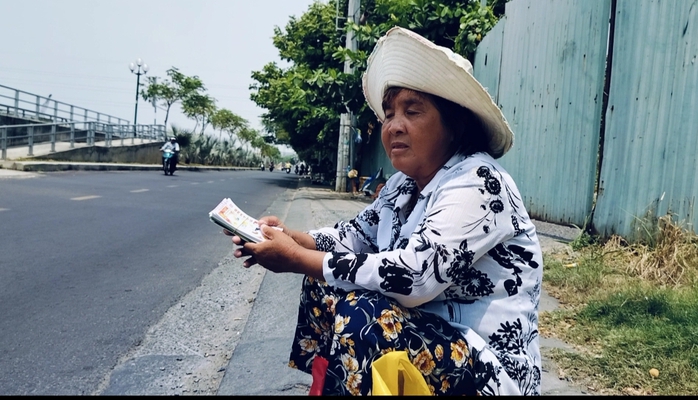 TP HCM: Người dân chật vật mưu sinh dưới cái nắng gay gắt- Ảnh 1. TP HCM: Người dân chật vật mưu sinh dưới cái nắng gay gắt- Ảnh 1.