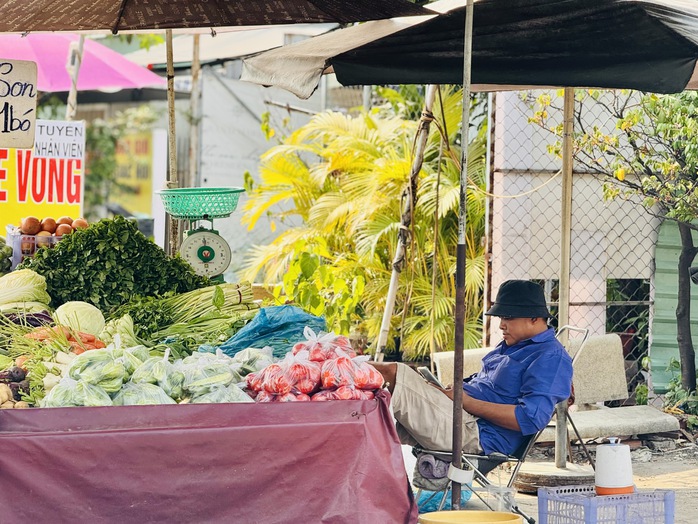 TP HCM: Người dân chật vật mưu sinh dưới cái nắng gay gắt- Ảnh 4. TP HCM: Người dân chật vật mưu sinh dưới cái nắng gay gắt- Ảnh 4.