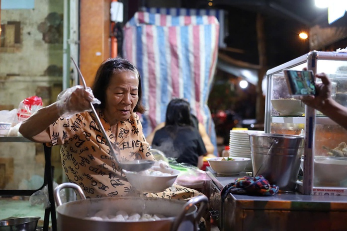 Quán bún mọc của bà Phạm Thị Châu là điểm đến quen thuộc của nhiều thực khách trong 40 năm quaẢnh: KHẮC HIẾU Quán bún mọc của bà Phạm Thị Châu là điểm đến quen thuộc của nhiều thực khách trong 40 năm quaẢnh: KHẮC HIẾU
