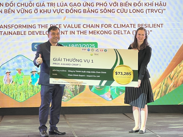 Ban tổ chức trao giải thưởng cao nhất về kết quả thực hiện Dự án TRVC cho Công ty TNHH Xuất nhập khẩu Chơn Chính Ban tổ chức trao giải thưởng cao nhất về kết quả thực hiện Dự án TRVC cho Công ty TNHH Xuất nhập khẩu Chơn Chính