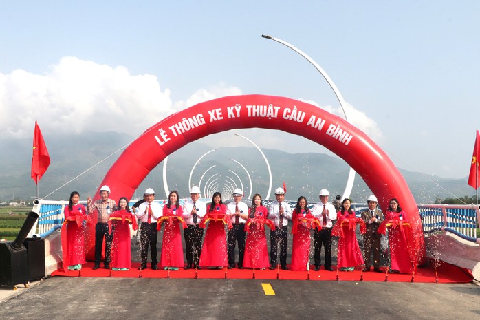 Quảng Nam thông xe kỹ thuật cầu Sông Thu và cầu An Bình hơn 900 tỉ đồng- Ảnh 2. Quảng Nam thông xe kỹ thuật cầu Sông Thu và cầu An Bình hơn 900 tỉ đồng- Ảnh 2.