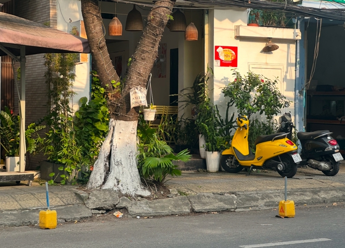 Đà Nẵng: Rủ nhau chiếm lòng đường, đặt vật cản ngăn đỗ ô tô- Ảnh 3. Đà Nẵng: Rủ nhau chiếm lòng đường, đặt vật cản ngăn đỗ ô tô- Ảnh 3.
