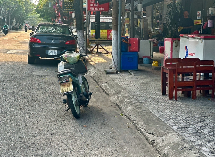 Đà Nẵng: Rủ nhau chiếm lòng đường, đặt vật cản ngăn đỗ ô tô- Ảnh 4. Đà Nẵng: Rủ nhau chiếm lòng đường, đặt vật cản ngăn đỗ ô tô- Ảnh 4.