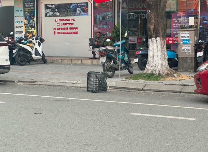 Đà Nẵng: Rủ nhau chiếm lòng đường, đặt vật cản ngăn đỗ ô tô- Ảnh 5. Đà Nẵng: Rủ nhau chiếm lòng đường, đặt vật cản ngăn đỗ ô tô- Ảnh 5.