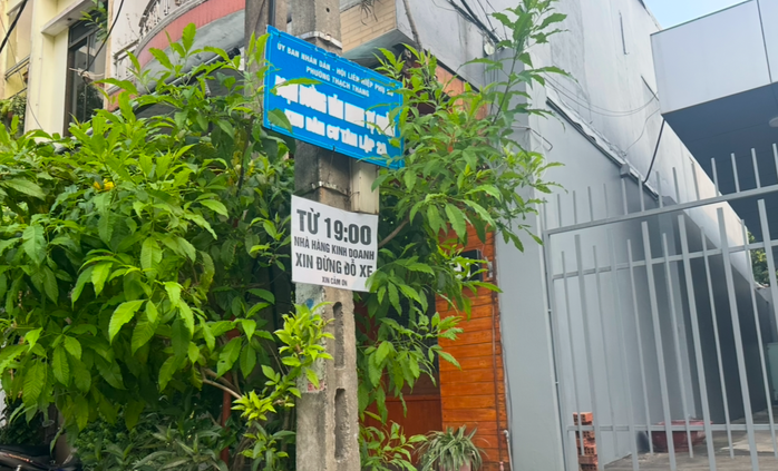 Đà Nẵng: Rủ nhau chiếm lòng đường, đặt vật cản ngăn đỗ ô tô- Ảnh 6. Đà Nẵng: Rủ nhau chiếm lòng đường, đặt vật cản ngăn đỗ ô tô- Ảnh 6.