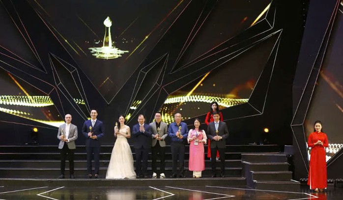 Các nghệ sĩ nhận giải vàng hạng mục “Phim truyện truyền hình”. Ảnh: MAI LIÊN Các nghệ sĩ nhận giải vàng hạng mục “Phim truyện truyền hình”. Ảnh: MAI LIÊN