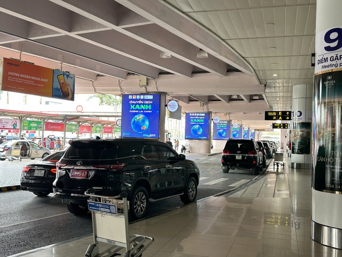 Các poster của Giờ Trái đất 2025 được đăng trên hệ thống bàn hình quảng cáo cỡ lớn của nhà ga hành khách.. Các poster của Giờ Trái đất 2025 được đăng trên hệ thống bàn hình quảng cáo cỡ lớn của nhà ga hành khách..