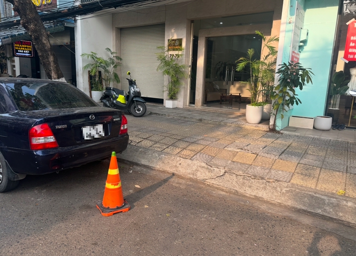 Đà Nẵng: Rủ nhau chiếm lòng đường, đặt vật cản ngăn đỗ ô tô- Ảnh 1. Đà Nẵng: Rủ nhau chiếm lòng đường, đặt vật cản ngăn đỗ ô tô- Ảnh 1.