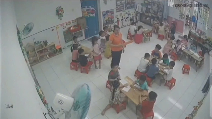 Xôn xao clip cô giáo dùng tay và đồ vật tác động lên người các bé mầm non- Ảnh 3. Xôn xao clip cô giáo dùng tay và đồ vật tác động lên người các bé mầm non- Ảnh 3.