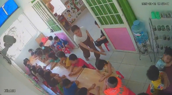 Xôn xao clip cô giáo dùng tay và đồ vật tác động lên người các bé mầm non- Ảnh 4. Xôn xao clip cô giáo dùng tay và đồ vật tác động lên người các bé mầm non- Ảnh 4.