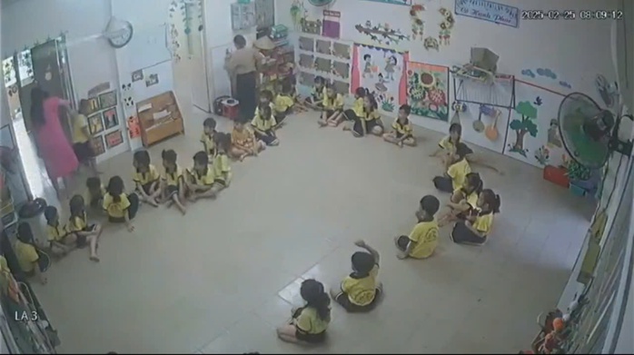 Xôn xao clip cô giáo dùng tay và đồ vật tác động lên người các bé mầm non- Ảnh 1. Xôn xao clip cô giáo dùng tay và đồ vật tác động lên người các bé mầm non- Ảnh 1.
