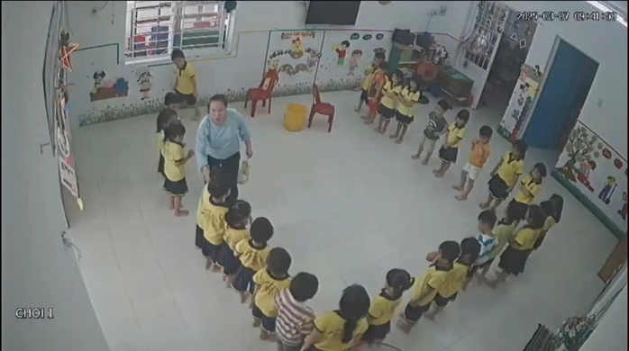 Xôn xao clip cô giáo dùng tay và đồ vật tác động lên người các bé mầm non- Ảnh 2. Xôn xao clip cô giáo dùng tay và đồ vật tác động lên người các bé mầm non- Ảnh 2.