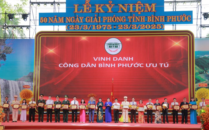 Chủ tịch nước Lương Cường dự Lễ kỷ niệm 50 năm Ngày giải phóng tỉnh Bình Phước- Ảnh 5. Chủ tịch nước Lương Cường dự Lễ kỷ niệm 50 năm Ngày giải phóng tỉnh Bình Phước- Ảnh 5.