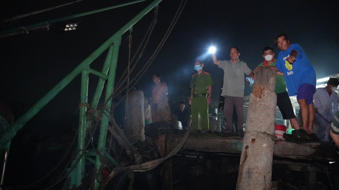CLIP: Công an tỉnh Tiền Giang căng mình chữa cháy lúc 0 giờ- Ảnh 3. CLIP: Công an tỉnh Tiền Giang căng mình chữa cháy lúc 0 giờ- Ảnh 3.