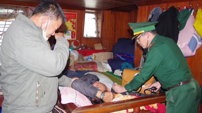 Tàu cá Quảng Nam chìm ở Bình Định: 1 người tử vong, 4 người đang mất tích- Ảnh 1. Tàu cá Quảng Nam chìm ở Bình Định: 1 người tử tỷ lệ kèo nhà cái 88, 4 người đang mất tích- Ảnh 1.