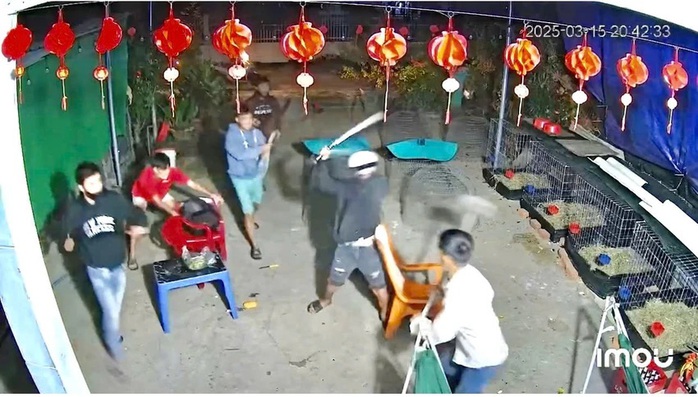 Tạm giữ nhóm đối tượng xông vào nhà chém người gây phẫn nộ dư luận- Ảnh 1. Tạm giữ nhóm đối tượng xông vào nhà chém người gây phẫn nộ dư luận- Ảnh 1.