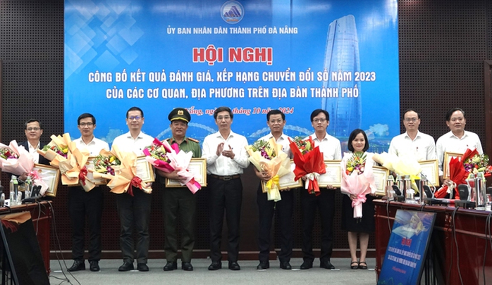 Lãnh đạo TP Đà Nẵng trao bằng khen tặng các đơn vị có thành tích xuất sắc trong chuyển đổi số Ảnh: TƯ LIỆU Lãnh đạo TP Đà Nẵng trao bằng khen tặng các đơn vị có thành tích xuất sắc trong chuyển đổi số Ảnh: TƯ LIỆU