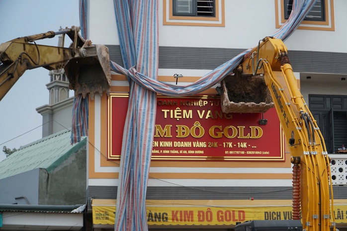 Tiệm vàng "siêu mỏng" ở Bình Dương bị nghiêng, phong tỏa khu vực xung quanh - Ảnh 2. Tiệm vàng "siêu mỏng" ở Bình Dương bị nghiêng, phong tỏa khu vực xung quanh - Ảnh 2.