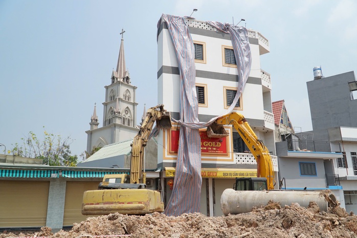 Tiệm vàng "siêu mỏng" ở Bình Dương bị nghiêng, phong tỏa khu vực xung quanh - Ảnh 1. Tiệm vàng "siêu mỏng" ở Bình Dương bị nghiêng, phong tỏa khu vực xung quanh - Ảnh 1.