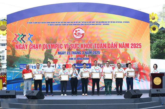 H&agrave;ng ngh&igrave;n người d&acirc;n TP HCM tham gia Ng&agrave;y chạy Olympic - Ảnh 1.
