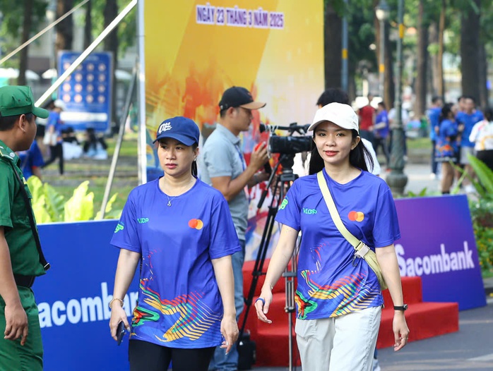 H&agrave;ng ngh&igrave;n người d&acirc;n TP HCM tham gia Ng&agrave;y chạy Olympic - Ảnh 7.