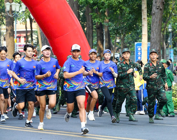 H&agrave;ng ngh&igrave;n người d&acirc;n TP HCM tham gia Ng&agrave;y chạy Olympic - Ảnh 6.