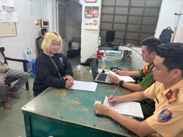 Xử lý người phụ nữ cưỡi vali ở trung tâm quận 1- Ảnh 1. Xử lý người phụ nữ cưỡi vali ở trung tâm quận 1- Ảnh 1.