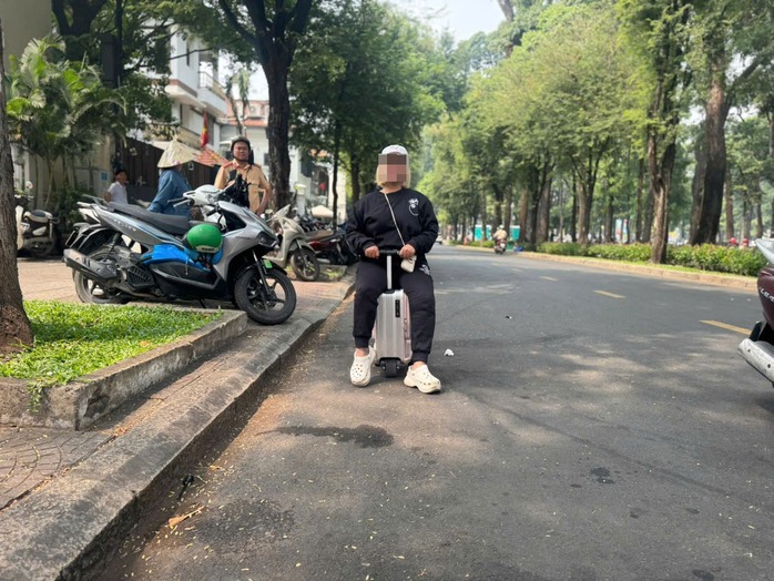 Chạy scooter, vali điện ra đường, chắc chắn bị xử phạt- Ảnh 1. Chạy scooter, vali điện ra đường, chắc chắn bị xử phạt- Ảnh 1.