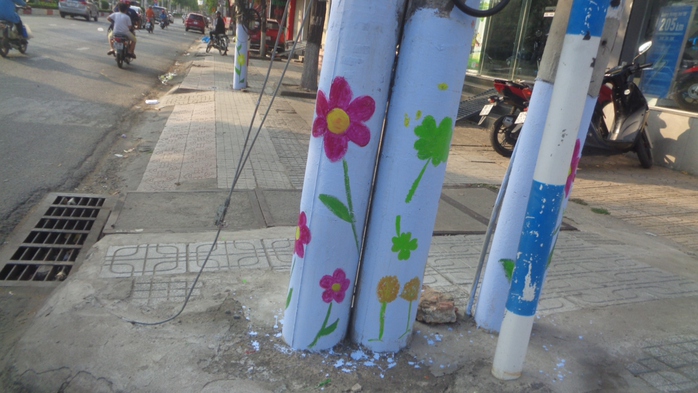 Hoa trên... trụ điện- Ảnh 1. Hoa trên... trụ điện- Ảnh 1.