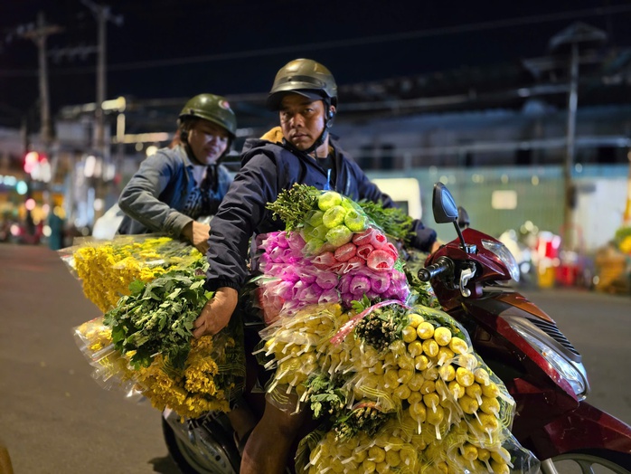 Người dân đến chợ hoa Đầm Sen lúc nửa đêm mua hoa về bán lẻ Người dân đến chợ hoa Đầm Sen lúc nửa đêm mua hoa về bán lẻ