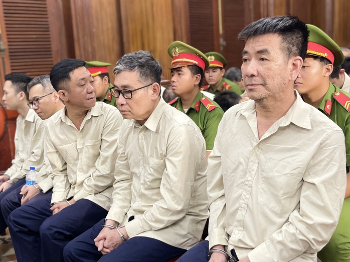 Bị cáo Lê Quang Bình (bìa phải) cùng các đồng phạm tại tòa Bị cáo Lê Quang Bình (bìa phải) cùng các đồng phạm tại tòa