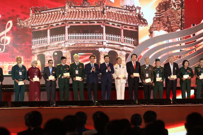 Xây dựng, phát triển Quảng Nam trở thành hình mẫu của cả nước- Ảnh 2. Xây dựng, phát triển Quảng Nam trở thành hình mẫu của cả nước- Ảnh 2.