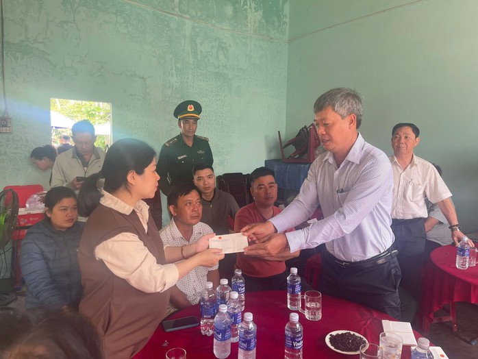Lãnh đạo tỉnh Quảng Nam động viên gia đình của 5 ngư dân chết và mất tích trên biển- Ảnh 1.